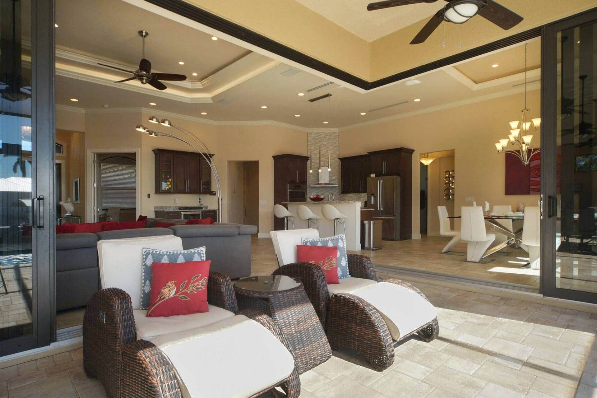 Outdoor lounge on the lanai