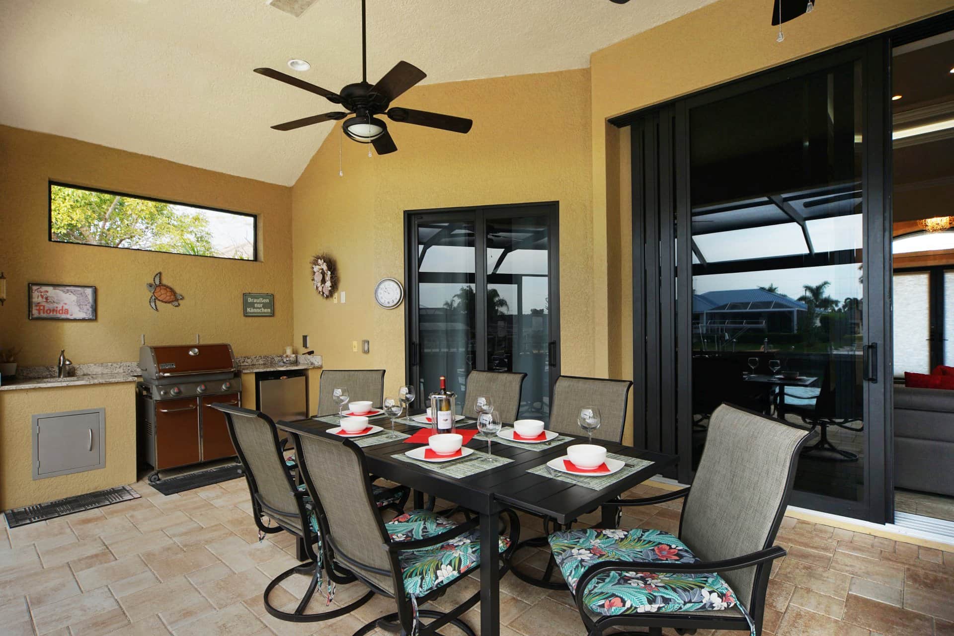 Outdoor dining – third view